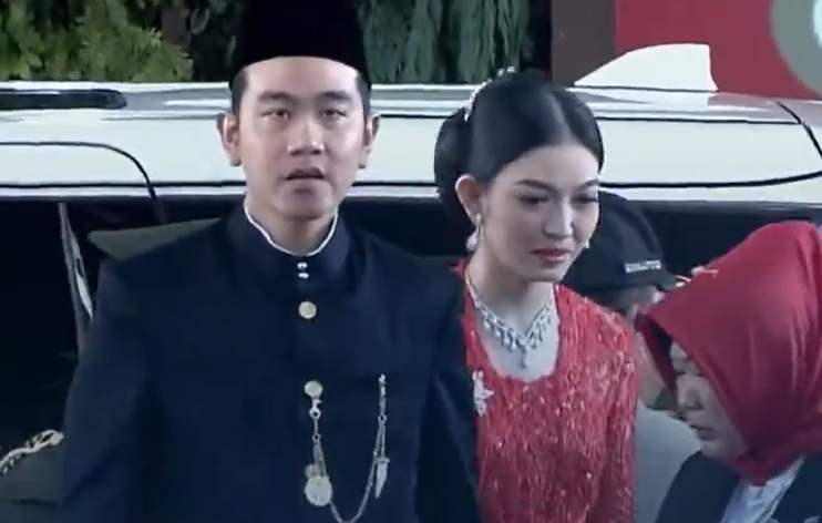 Gibran Rakabuming Raka Datang Mengenakan Baju Adat Betawi